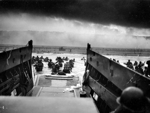 资料图片:1944年6月6日,美军登陆诺曼底“奥马哈”海滩。(美国防部官网)