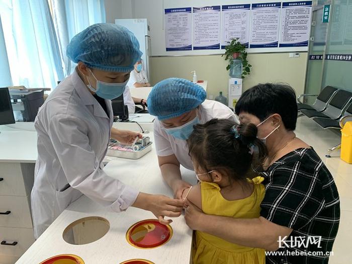 市民在犬伤处置门诊接种狂犬病疫苗。长城新媒体记者 张艺萌 摄