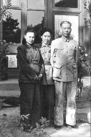 ·刘爱琴(左)、王光美(中)和刘少奇在一起。