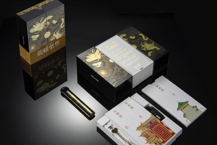 (图:RELX悦刻推出的定制款龙蟠紫禁套装,是对紫禁风华古韵的全新诠释。)