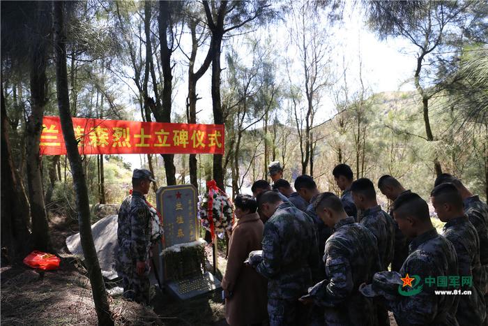 官兵在烈士墓前集体默哀。