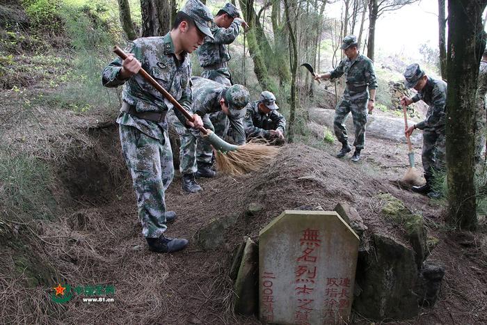 海防战士打扫无名烈士墓地。