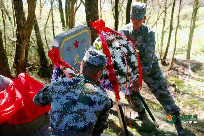 官兵为烈士墓地敬献花圈。