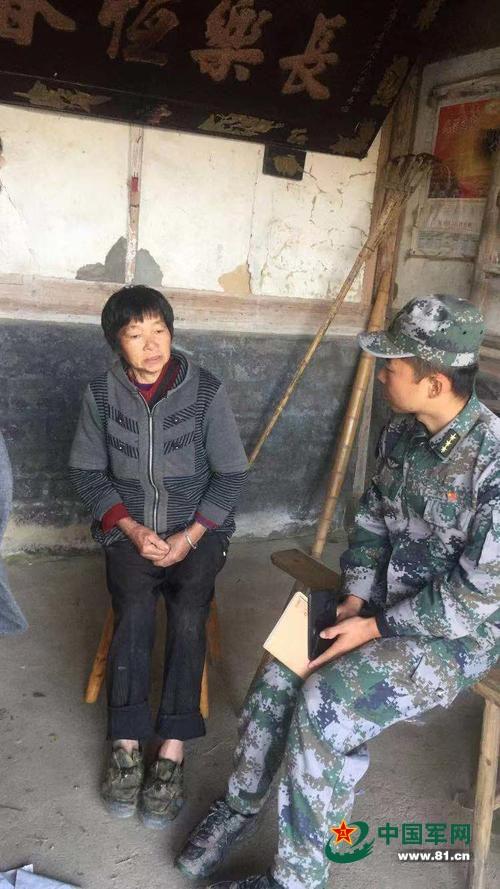 官兵和家属了解情况,这是烈士兰桂森的弟媳雷菊香老人。