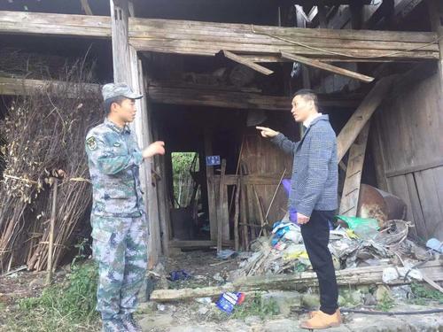 官兵开展寻访烈士工作,这是向百姓了解情况。