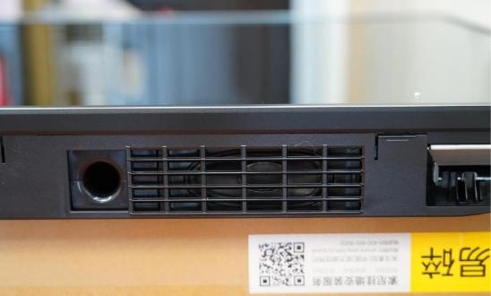 电视机底部一侧的空间平衡扬声器