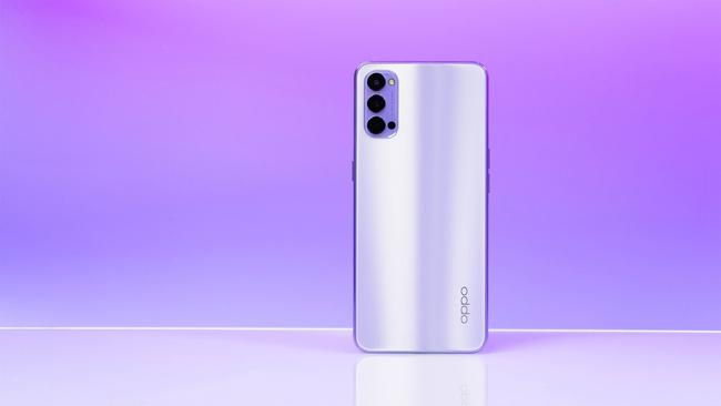 OPPO Reno4的机身厚度控制在了7.8mm,在如今的5G手机中已经是非常薄的水平了。金属中框与正面的玻璃面板和背面的AG磨砂玻璃过渡自然,带来的就是更加柔和和舒服的整体质感了。