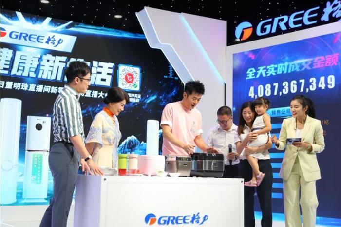 (图为小朋友试吃格力大松电饭煲制作的蛋糕和煲仔饭)