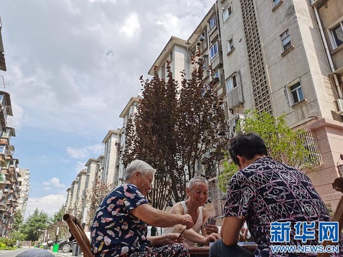 居民在社区内打牌。新华网 王晓震 摄