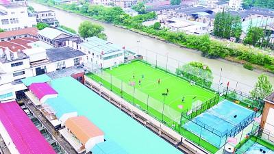 上海杨浦区的一处老旧厂房“变身”运动场馆。新华社发