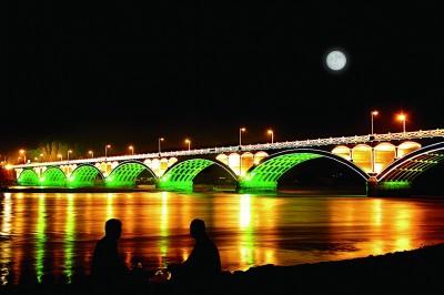 夜幕下的伊犁河大桥 赖宇宁摄