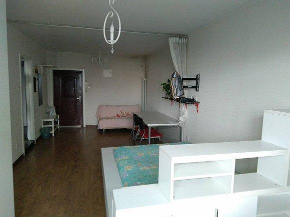 凭借直接进入宏庙小学的学位和直升北师大实验中学的高概率,丰汇园一间不足50平米的开间售价超过了1000万元