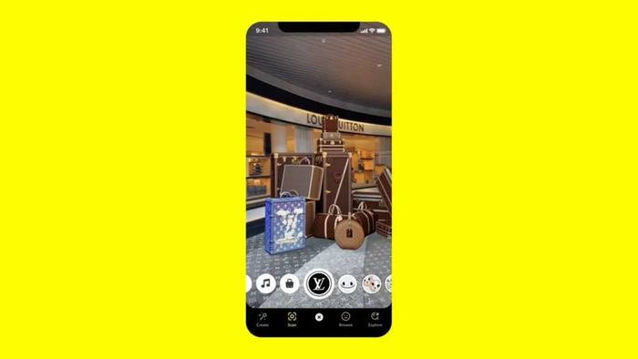 用户扫描 Louis Vuitton 印花即可查看新品系列