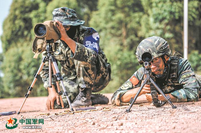 特战队员针对不同距离目标进行实弹射击。解放军报特约通讯员 贾科林 摄