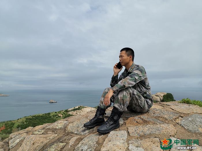 李卓航与母亲通话。