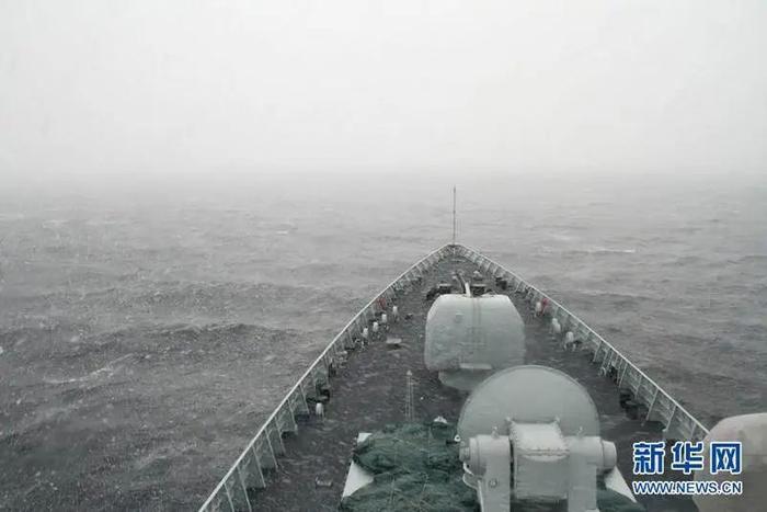 ▲中国海军在风雪中穿越麦哲伦海峡