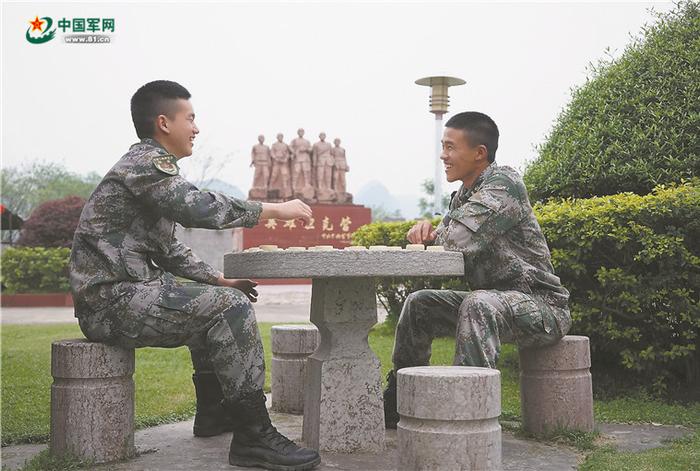 班长李嘉福(右)与战士一边下棋一边谈心,气氛非常融洽。骆 瑶摄