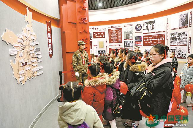 驻地学校师生参观史馆。