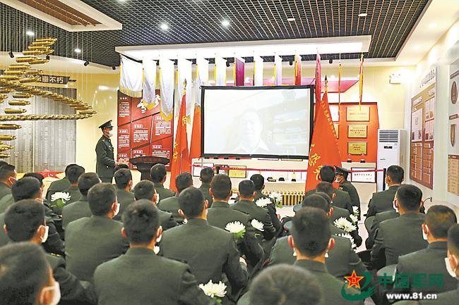 特战八连官兵结合连队纪念日,开展传承红色基因教育。