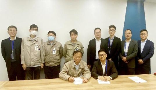 先导智能副总经理王建新和联想企科苏皖大区总经理杜冬焱签约