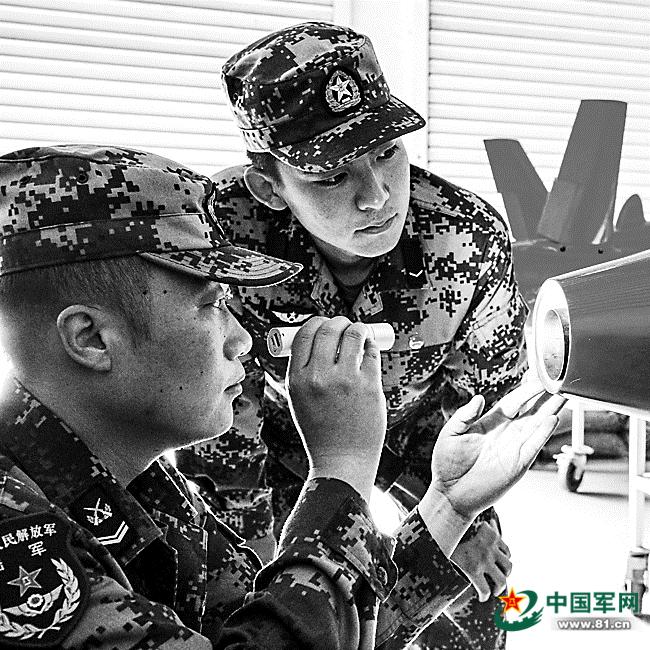 李军(左)正在给新兵讲解某型无人机构造知识。胡鹏鹏 摄