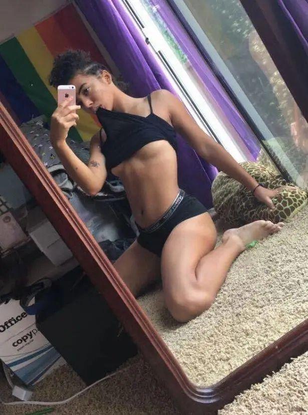这个女孩会通过拍摄性感照片来赚钱