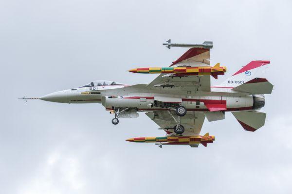 资料图片:日本空自F-2战机挂载ASM-3超音速反舰导弹试飞。(日本防卫省官网)