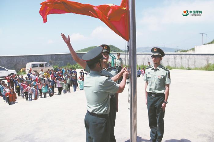 学员在发乐小学举行升国旗仪式。