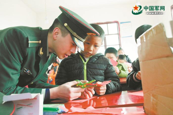 学员给孩子们上手工剪纸课。