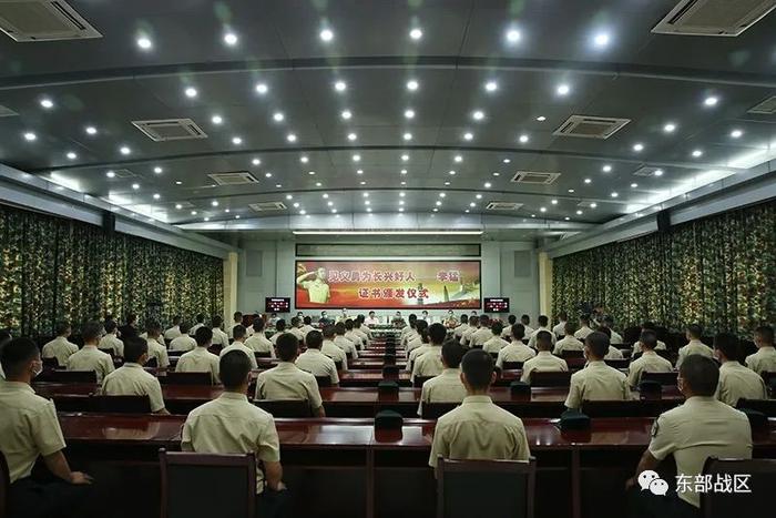 ▲“见义勇为长兴好人——李猛”证书颁发仪式现场。