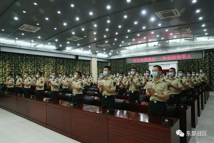 ▲全场响起雷鸣般掌声,为李猛点赞。