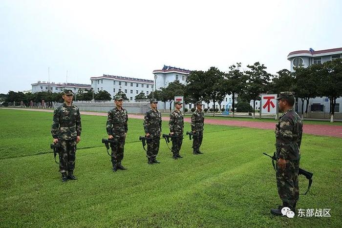 ▲李猛正在参加战术训练(左一)。