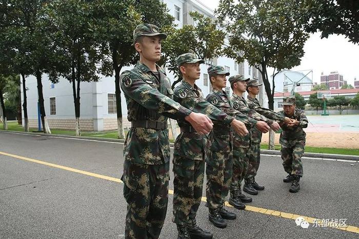 ▲李猛正在参加队列训练。