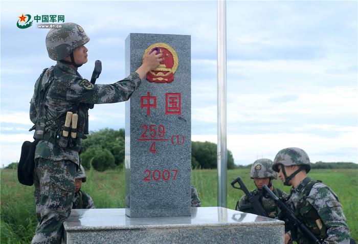 对日夜守护的界碑,东极哨兵有着一种深沉的爱。这是新战士在擦拭界碑。迟 博摄