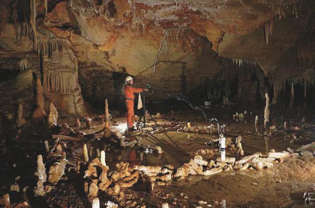 圆环之谜:17.6万年前,现位于法国的布吕尼屈厄洞穴内,尼安德特人取下了4吨重的石笋,并用其搭建了一个看似缺少实际用处的圆环形结构。(图片来源:Etienne FABRE - SSAC)