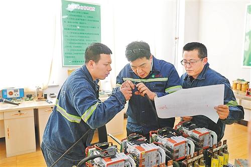 图为同煤集团综采智能设备操作人员正在开展系统检测。