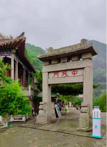 (泰山景区内的怪兽充电宝)