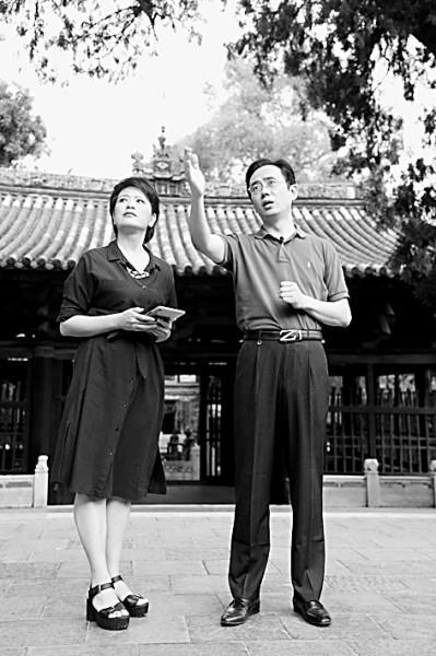 主讲人贾珺(右)和主持人张小琴在晋祠现场交流。王立斌摄