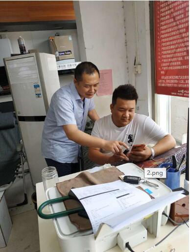 张永波(左)帮助实体门店店长学习使用京东商选