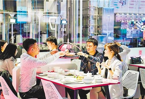 在位于广东顺德的千玺集团旗下机器人餐厅综合体内,装盘精美的菜品从“天”而降,稳稳落在客人面前。(资料图片)