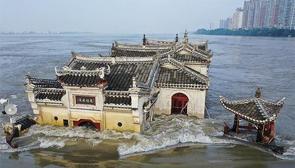 长江湖北鄂州段水位持续上涨,观音阁逐渐被洪水淹没。图片来源:视觉中国