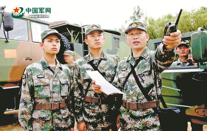 北部战区某部战士在士官分队长徐士海带领下展开通信保障演练。姚振锋摄