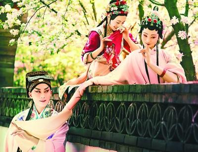 由北方昆曲剧院演员邵天帅等主演的观其复系列昆曲《墙头马上》深受青年观众青睐。冯海摄/光明图片