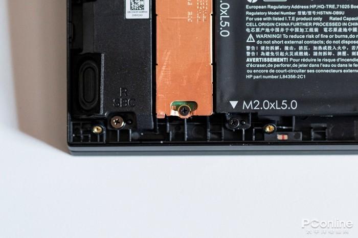 ↑拧下硬盘螺丝轻轻拔出硬盘即可