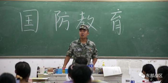 ▲抗洪官兵为学生上国防教育课。