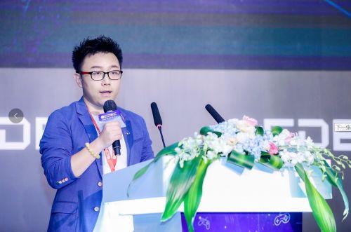 金山云游戏云事业部副总经理黄康在大会现场演讲