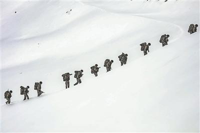官兵在登山训练中。王述东 摄