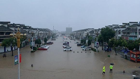 歙县徽城镇徽州路出现内涝。图片来源:视觉中国