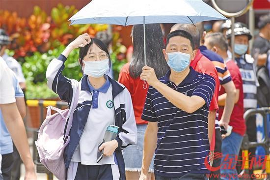 深圳福田中学考点,首场考试结束,家长迎接走出校门的考生 羊城晚报全媒体记者王磊摄