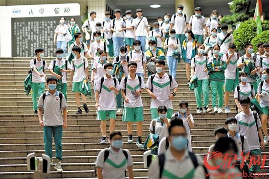 7日下午,广州市南武中学考点的考生陆续走出考场 羊城晚报全媒体记者宋金峪摄